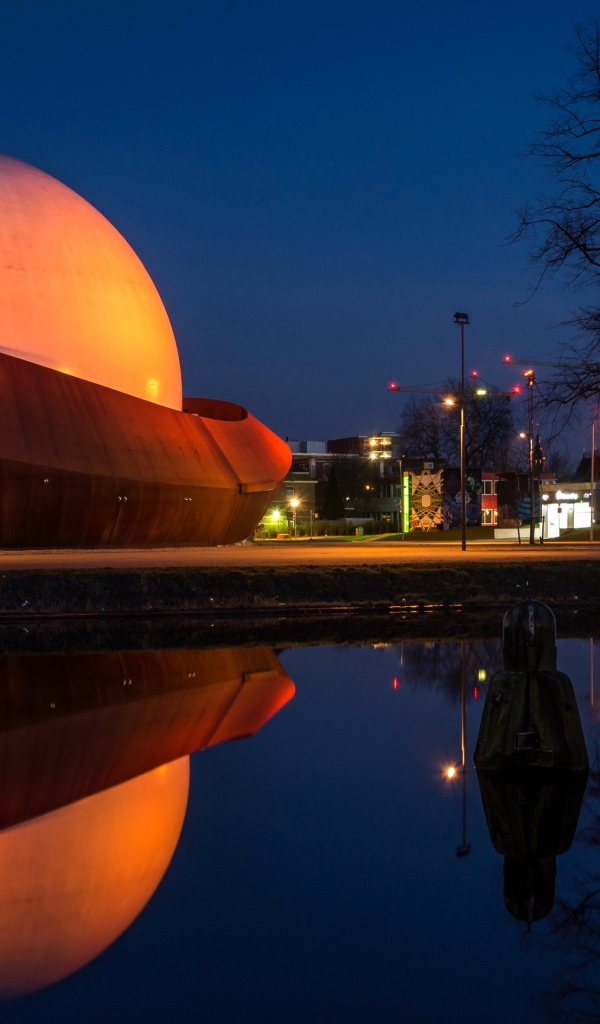 Красивое здание планетария в Гронингене. Нидерланды 