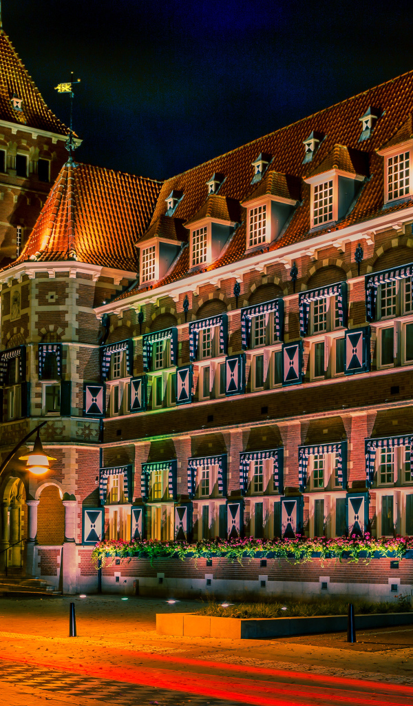 Красивый дом на вечерней улице, Нидерланды 