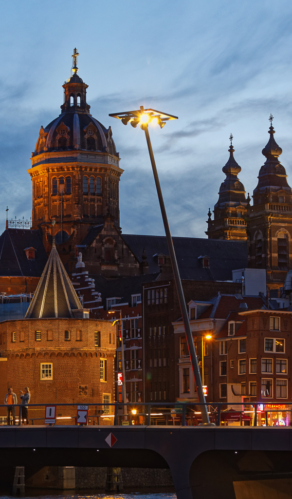 Средневековая церковь Святого Николая в Амстердаме. Нидерланды