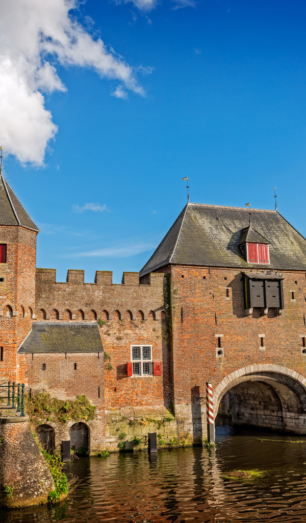 Каменные стены города Амерсфорт у воды, Нидерланды