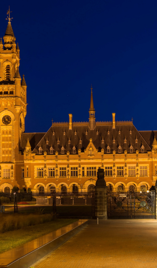 Дворец Мира в свете фонарей, Гааг. Нидерланды 