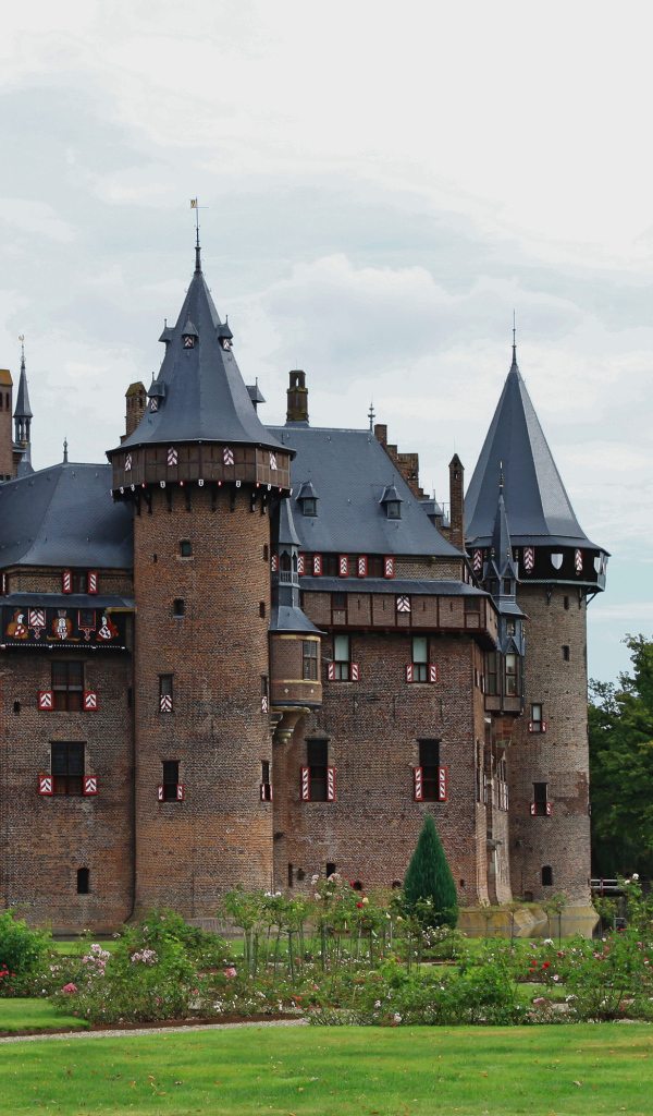 Вид на старинный замок Де-Хаар, Нидерланды