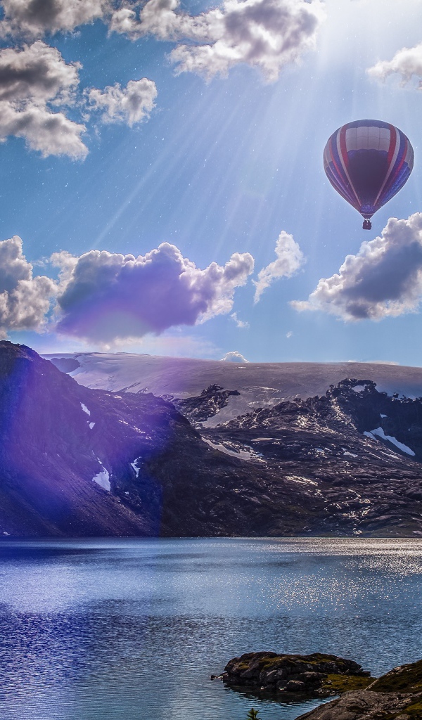 Воздушный шар в лучах солнца, Лофотенские острова, Норвегия 