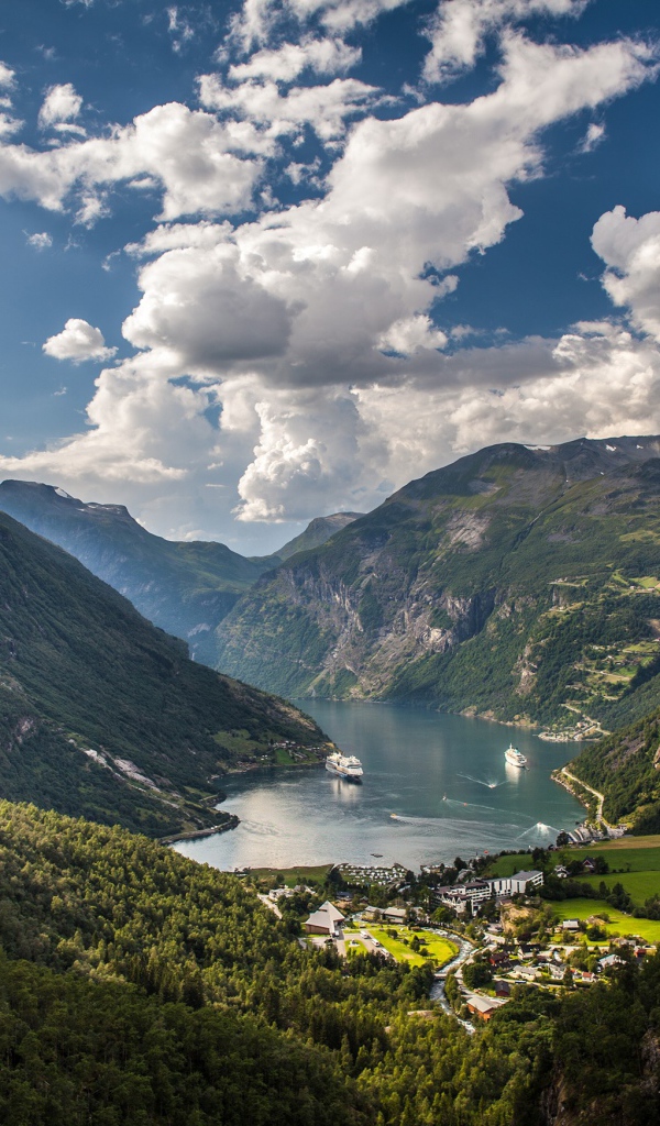 Красивое небо над  город в Гейрангер-фьорд, Норвегия 