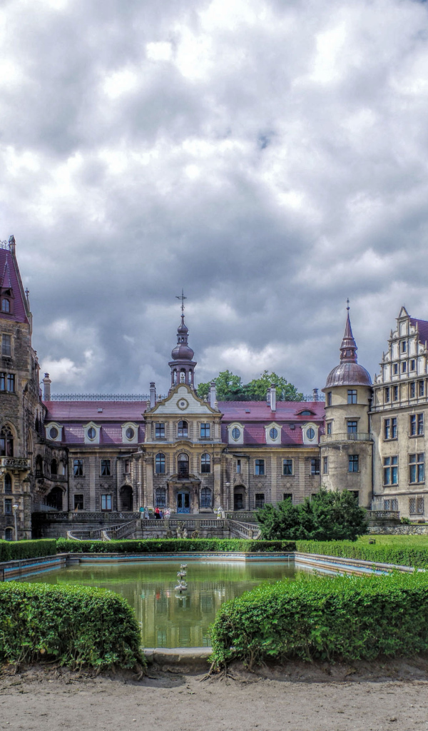 Красивый старинный Мошненский Замок, Польша