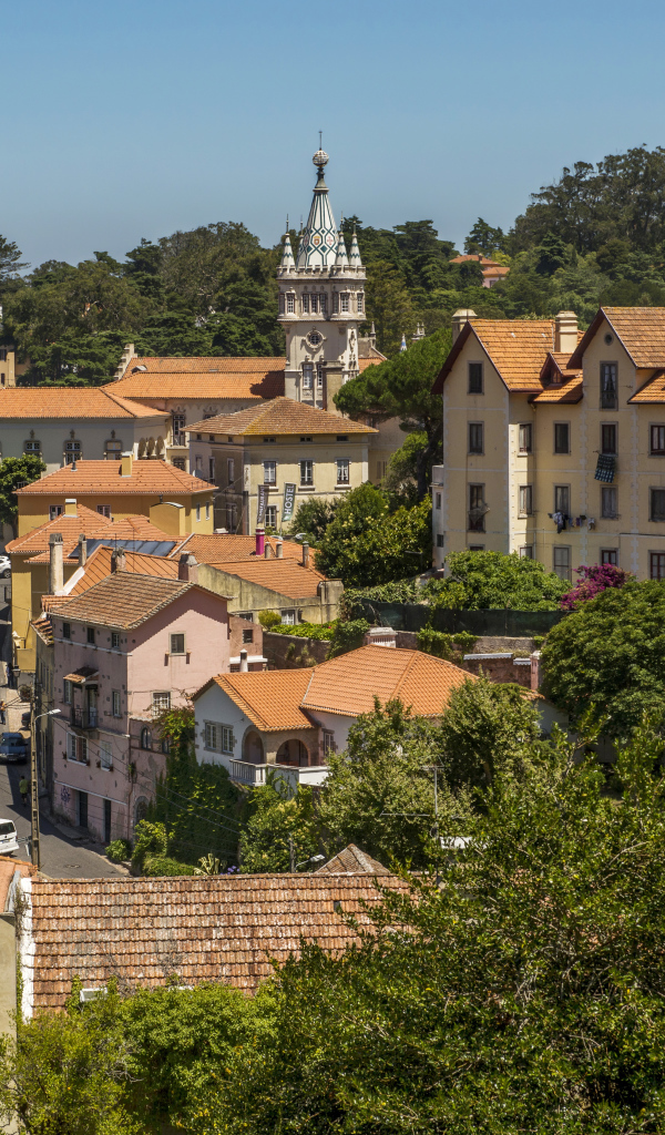 Вид на красивые дома в городе Синтра, Португалия