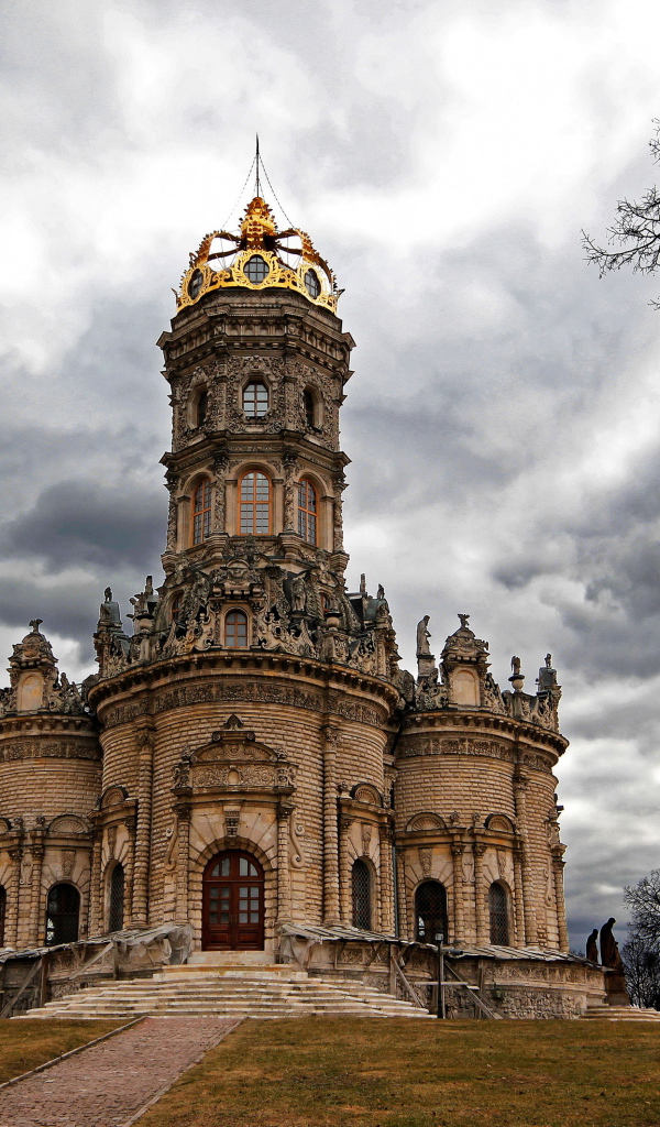 Красивая Знаменская церковь, Дубровицы. Россия 