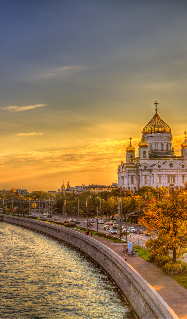 Храм Христа Спасителя на фоне заката, Москва. Россия 