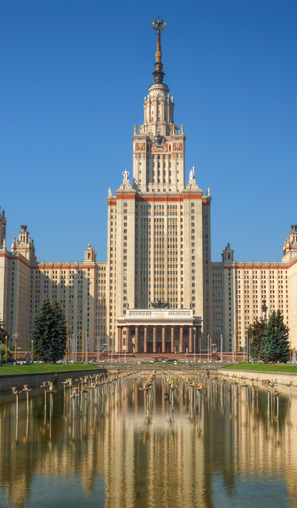 Фонтан у здания московского государственного университета, Россия
