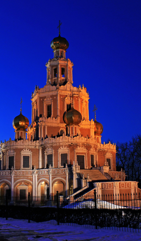 Храм Покрова Богоматери в Филях вечером, Москва. Россия 