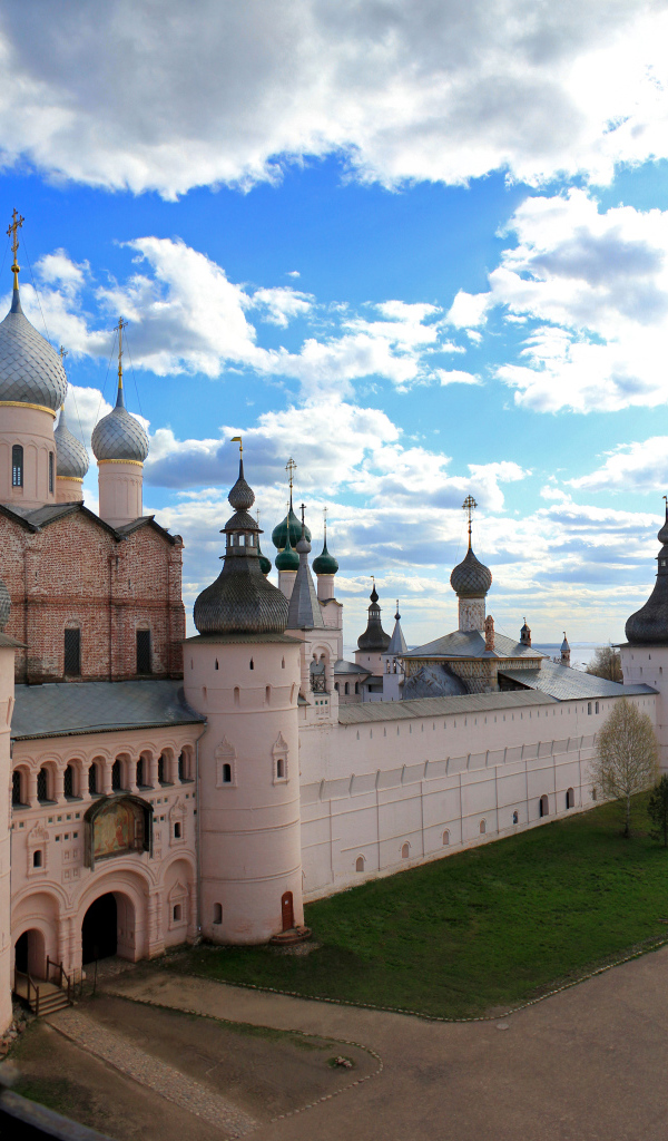 Вид на ростовский кремль под красивым небом, Россия