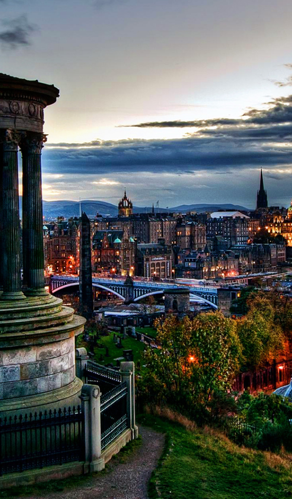 Панорама вечернего города Эдинбург, Шотландия 