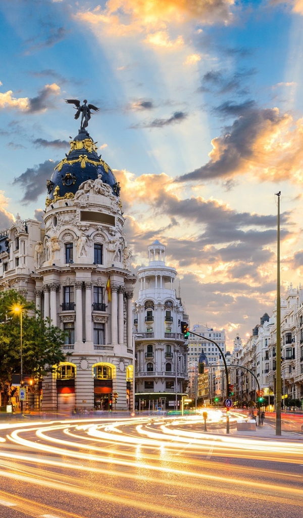 Старинная архитектура на улице Гран-Виа, Мадрид. Испания 