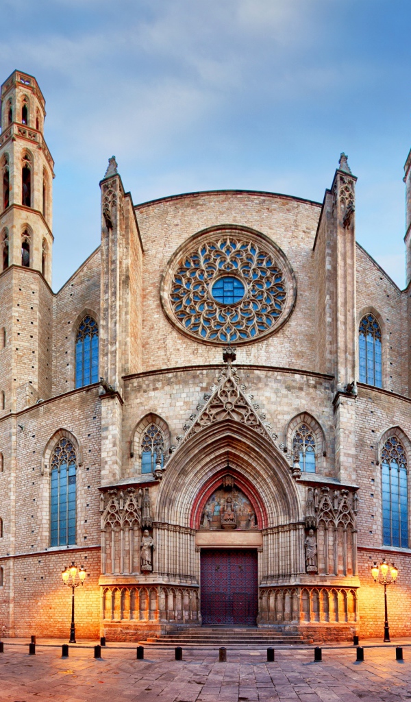 Старинная церковь Santa Maria del Mar, Барселона. Испания 