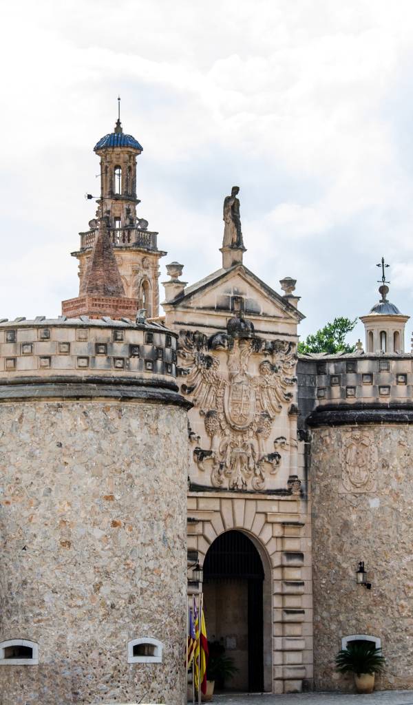 Старинный замок Бельвер город Пальма на острове Мальорка, Испания