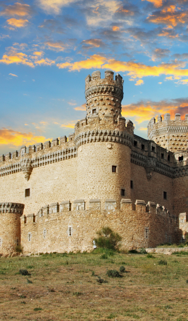 Замок Мансанарес-эль-Реал на закате, Испания 