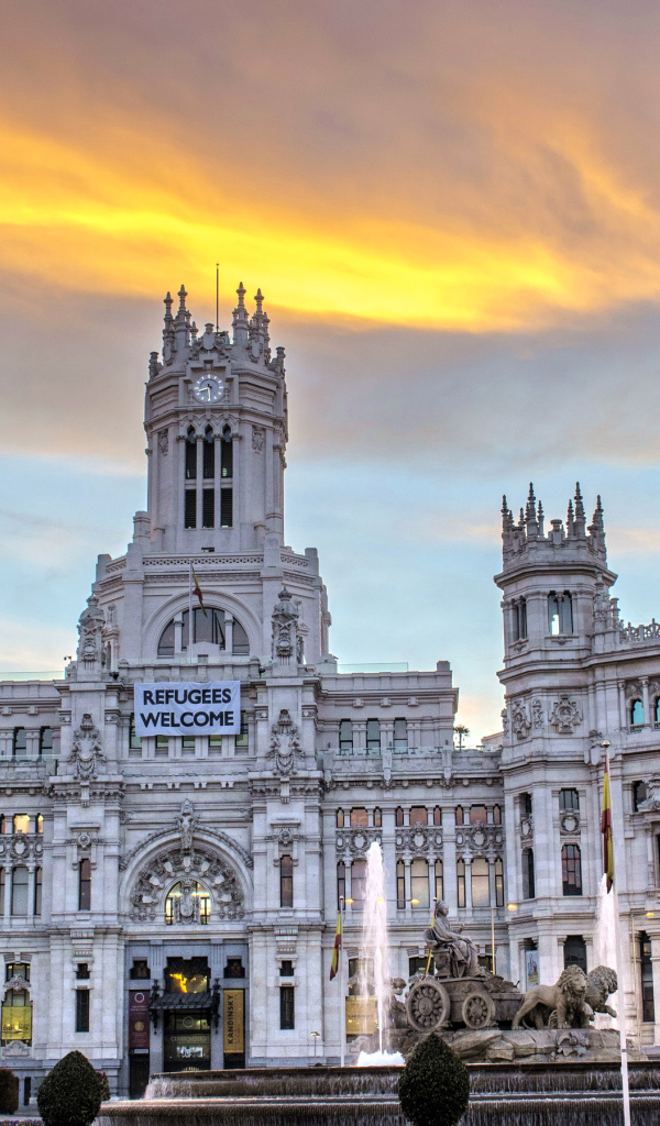 Музей Cybele Palace на фоне неба, Мадрид. Испания 