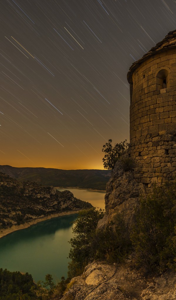 Ночной звездопад в небе над церковью La Pertusa, Испания
