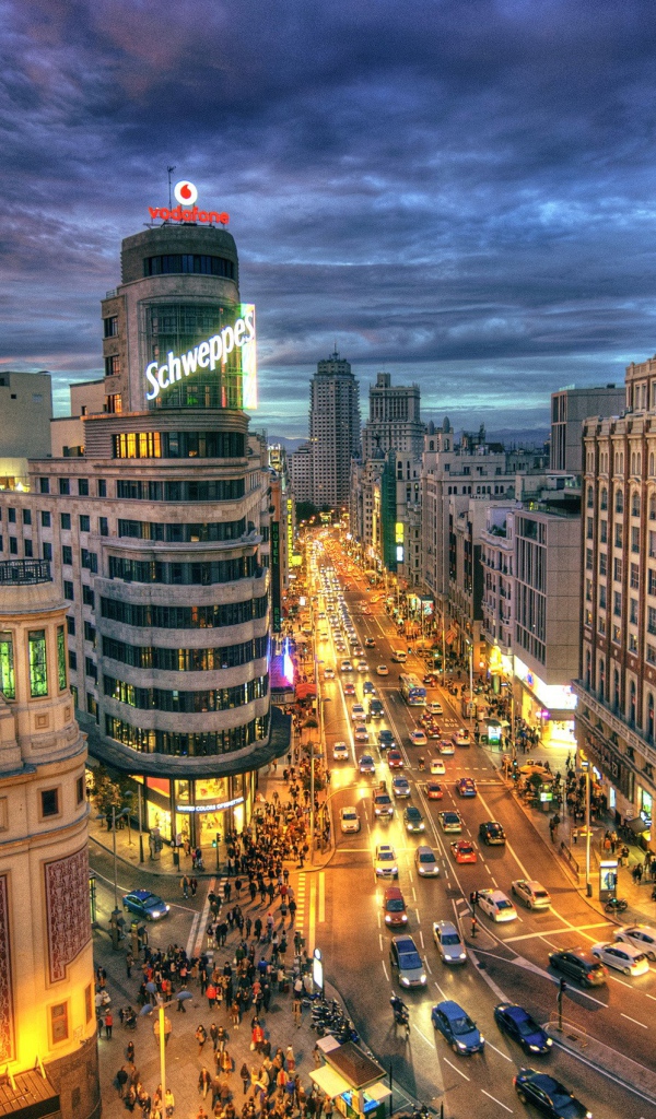 Улицы Мадрида под пасмурным небом, Испания 