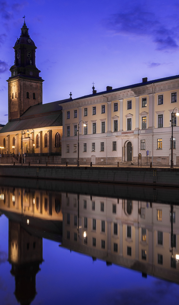 Красивое старинное здание в городе Гётеборг отражается в реке, Швеция