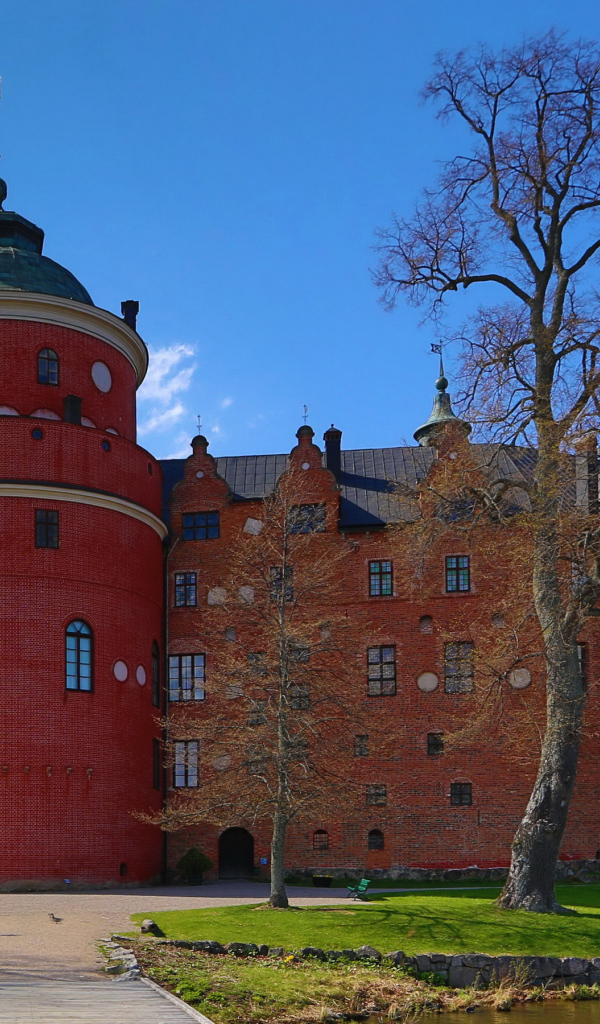Замок Грипсхольм под голубым небом, Швеция
