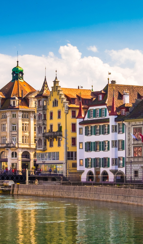 Красивые разноцветные дома у канала в городе Люцерн, Швейцария 