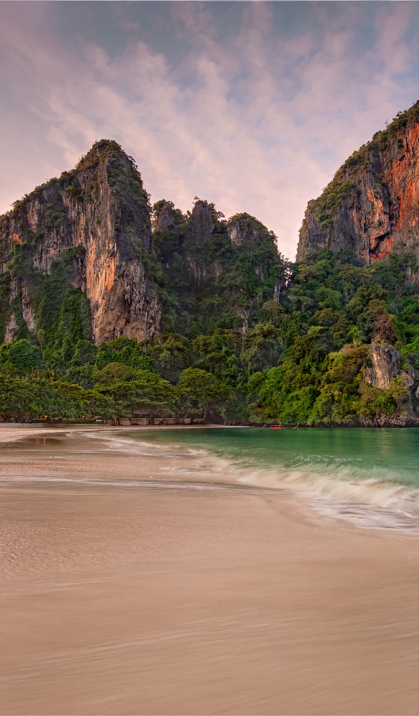 Покрытые зеленью скалы на берегу океана, Таиланд