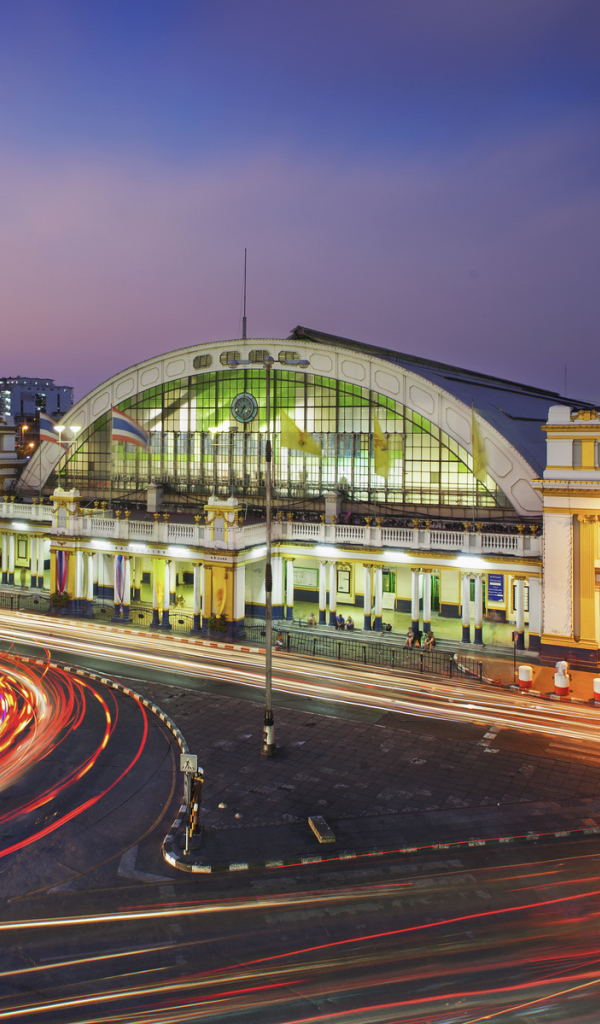 Железнодорожный вокзал Хуалампхонг вечером, Бангкок. Таиланд