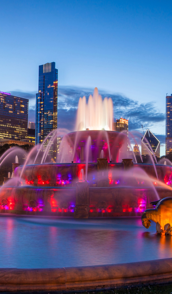 Красивый Букингемский фонтан на фоне ночных небоскребов, Чикаго. США