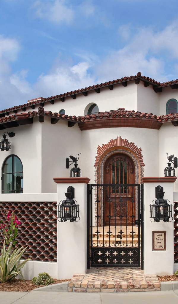 Красивый дизайнерский особняк под голубым небом, Калифорния. США