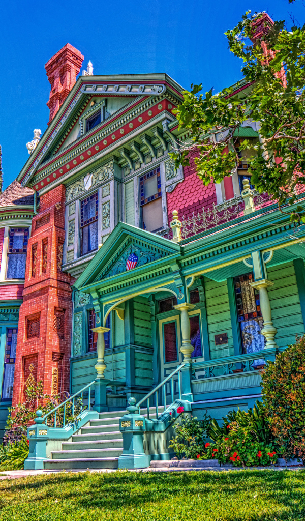 Яркое здание Херитедж сквер Музеум, Калифорния. США