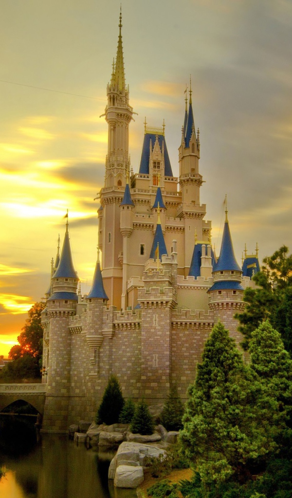 Замок Золушки на закате, Диснейленд, Калифорния. США 
