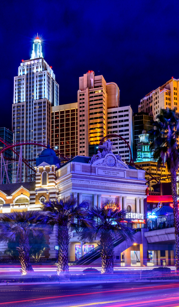 Дома и в статуя свободы в ночном Лас-Вегасе, США