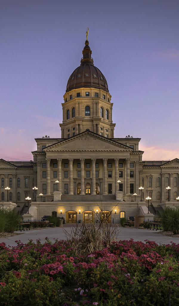 Петунии на клумбе у Капитолия штата Канзас, США 