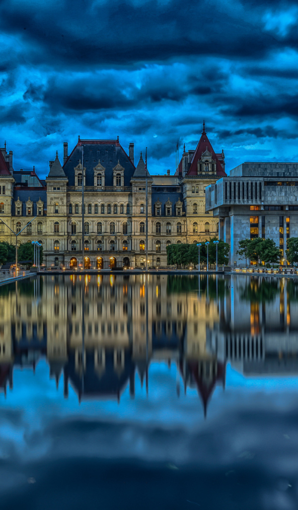 Капитолий штата Нью-Йорк отражается в пруду, Олбани. США 