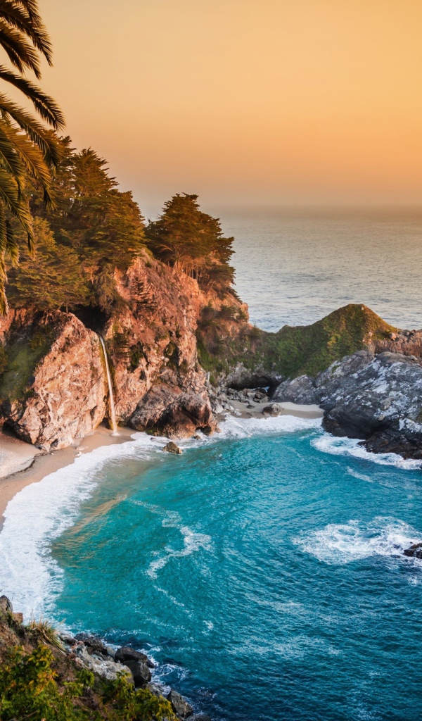 Тропический пляж в тихом океане, район Биг-Сюр, Калифорния. США