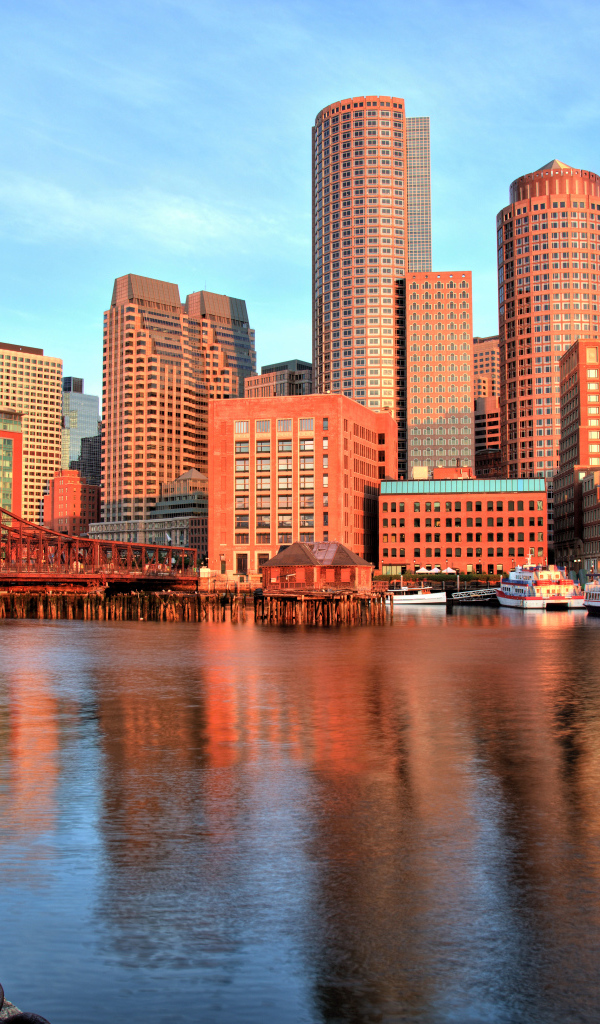Вид на небоскребы у побережья города Бостон, США