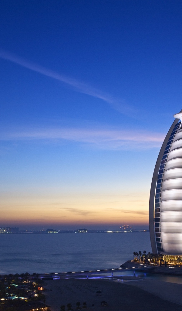 Красивое здание отеля Бурдж Аль Араб, Дубай. ОАЭ