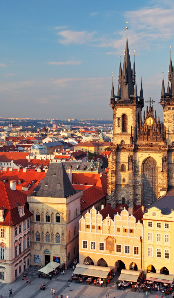 Старинный Тынский храм, панорама города Прага. Чехия 