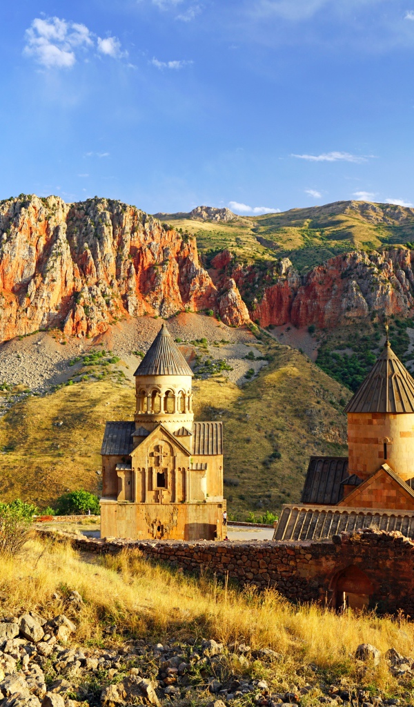 Старинная церковь в горах Нораванк, Армения