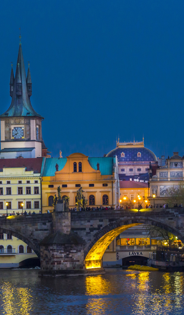 Арочный Карлов мост у реки, Прага. Чехия