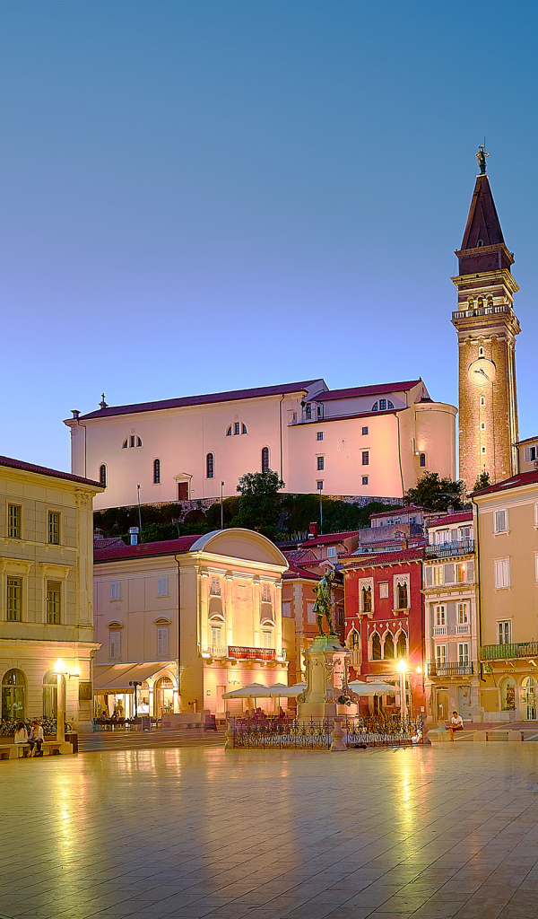 Дома на площади города Пиран, Словения 