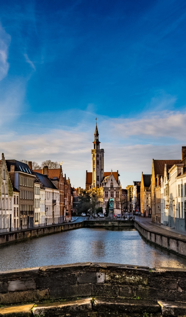 Дома в городе Брюгге на фоне голубого неба, Бельгия 