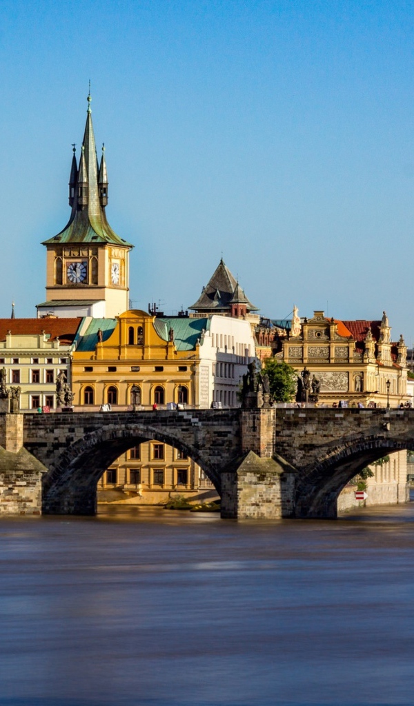 Средневековый арочный Карлов мост,Прага, Чехия 