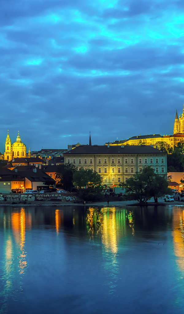 Ночной город у реки на фоне неба, Прага. Чехия 