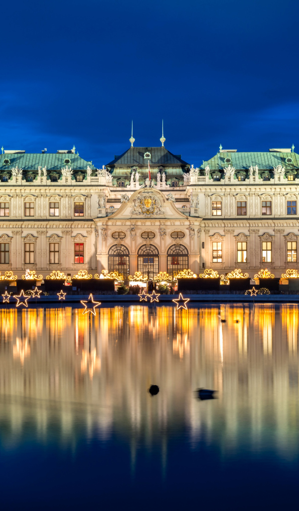 Дворцовый комплекс Бельведер ночью отражается в пруду, Вена. Австрия