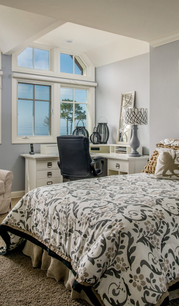 Уютная спальная комната с интерьером на морскую тематику