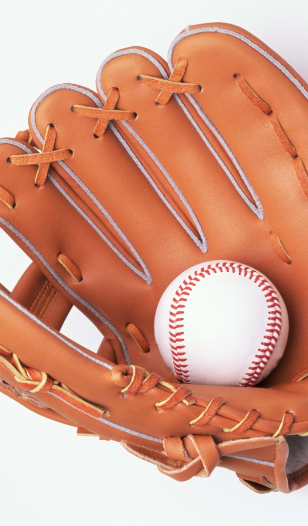 Перчатка и бейсбольный мяч на белом фоне 