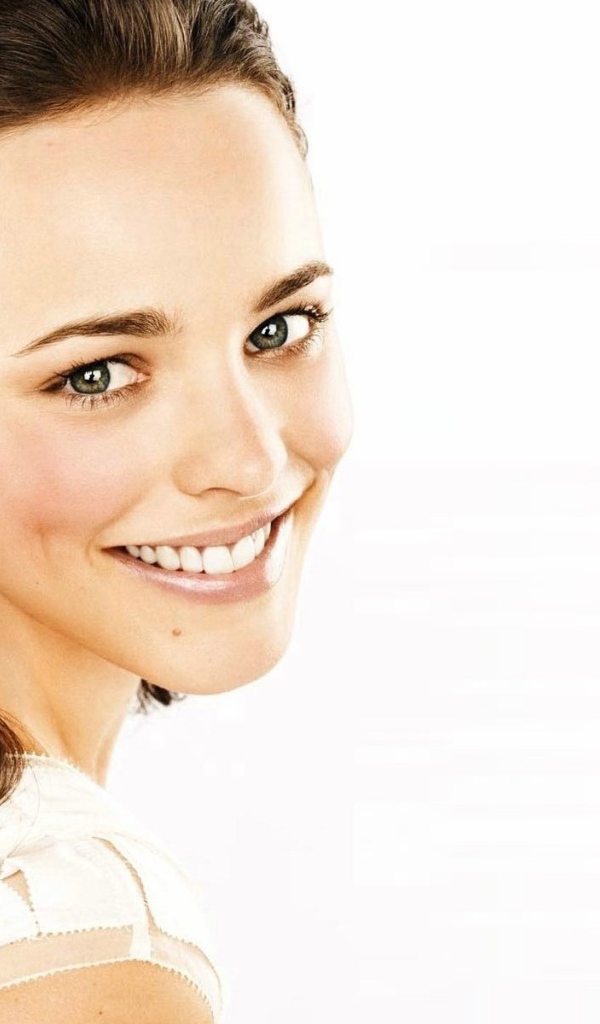 Улыбающаяся актриса Рэйчел Макадамс фото на белом фоне 