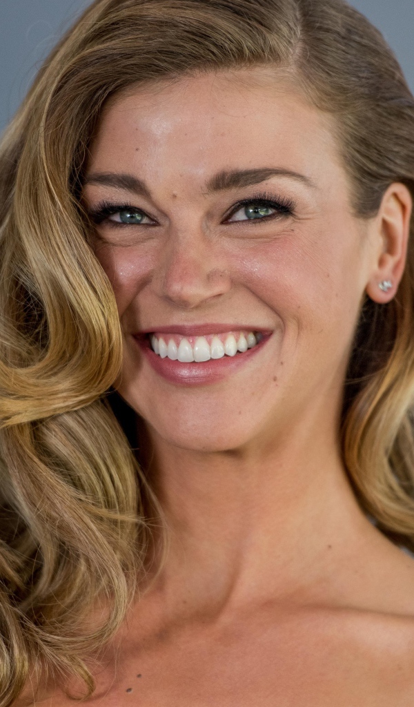 Актриса Эдрианн Палики  с очаровательной улыбкой